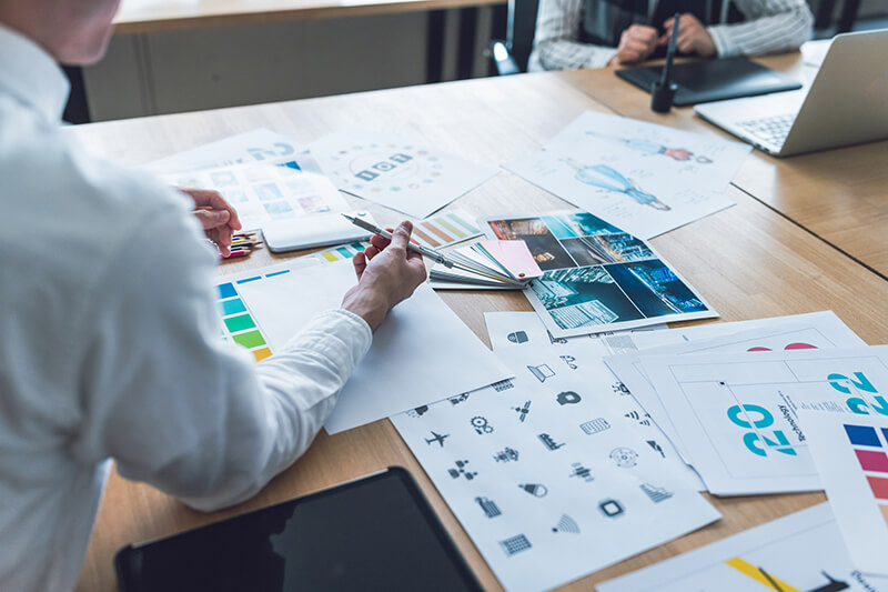 ロゴ・チラシなどを制作する